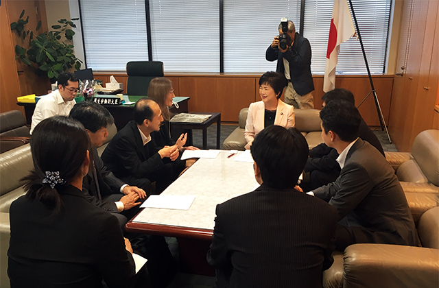 高木大臣との会談中の写真